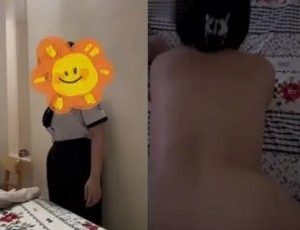 Trong bộ đồ học sinh có một cặp vú to