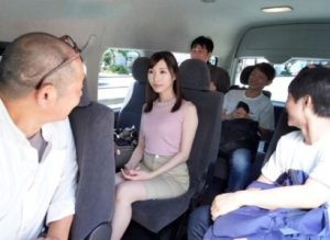 Em nhân viên cân cả công ty trong chuyến du lịch nghỉ dưỡng