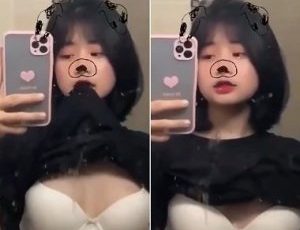 Sinh viên vú bé nhưng thích khoe
