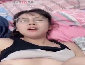 Gái xinh kính cận chịch cực thích