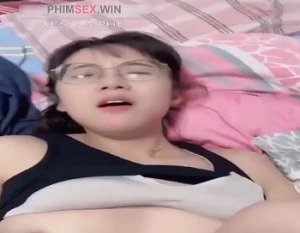 Gái xinh kính cận chịch cực thích